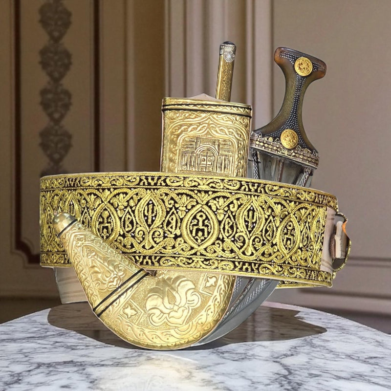 جمبية عزيري صيفاني مقلد طبق الاصل حزام شغل يد ، عسيب نحاس منقوش يمني ،بطانه منقش  ،حروف مطلي ذهب نصله تقط المسمار مع خنجر فضه خلفي لسان متحرك حسب المقاس
