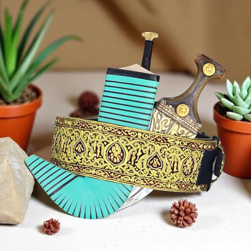 جمبية عزيري آصلي صيفاني مقلد طبق الأصل حزام يد منقش حميري عسيب اخضر تفصيل بكيلي مبسم فضه حروف مطلي ذهب مع خنجر فضه نجراني خلفي