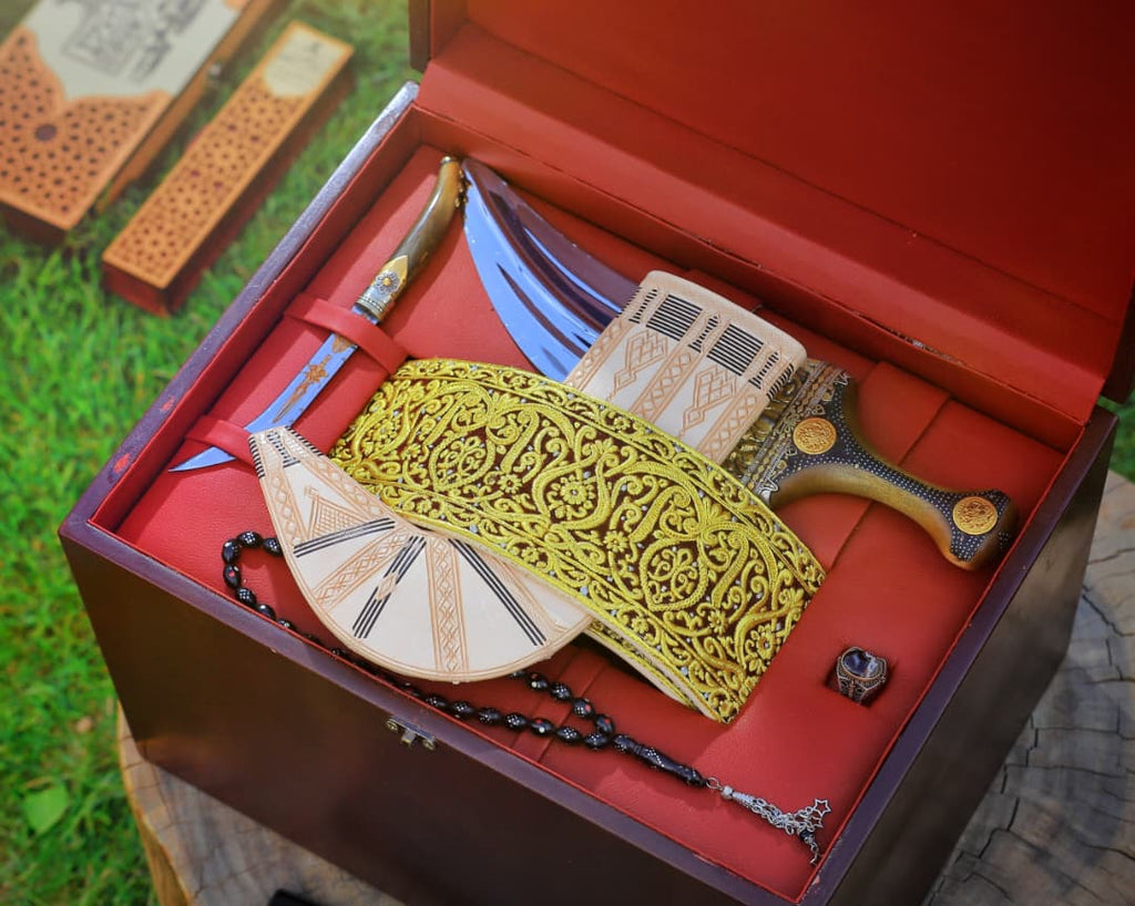 جمبية عزيري اصلي صيفاني مقلد حزام شغل يد عسيب بكسلي منقش طنب مبسم فضه حرف مطلي ذهب مع خنجر خلفي فضه عقيق