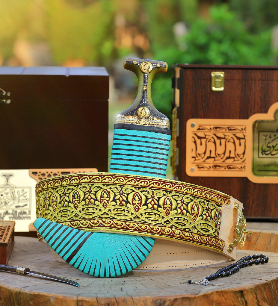 جمبية عزيري آصلي صيفاني مقلد طبق الأصل حزام يدوي ، عسيب  بكيلي مكحل ، حروف مطلي ذهب ، نصله ستيل تقط المسمار مع خنجر خلفي فضه عقيق