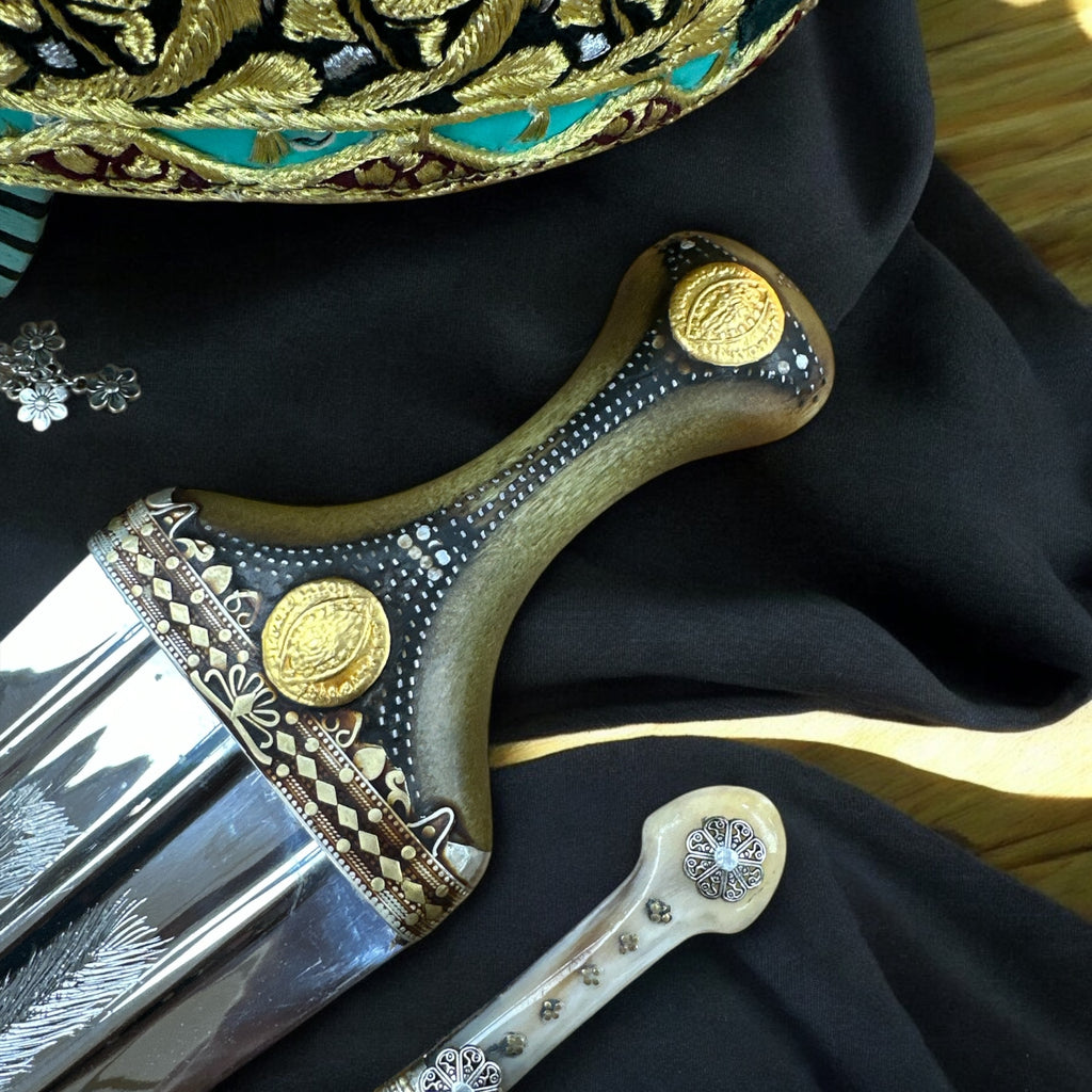 جمبية عزيري صيفاني مقلد طبق الاصل عسيب بكيلي صافي  حزام شغل  يد حروف مطلي ذهب مبسم فضه نصله ستيل منقش مع خنجر خلفي فضه عقيق