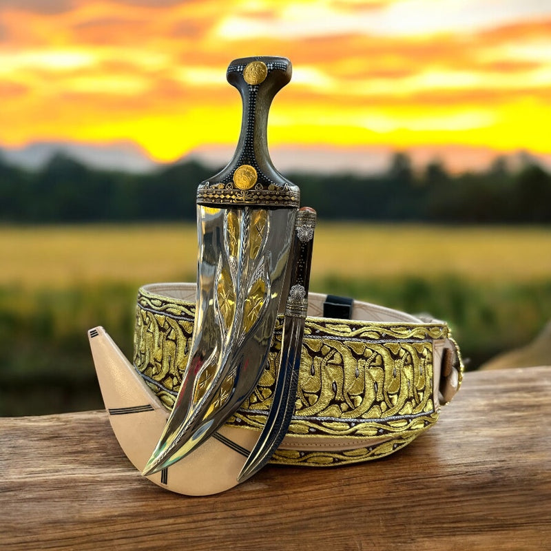 جمبية عزيري صيفاني مقلد طبق الاصل حزام كبسي شغل يدوي مع عسيب حاشدي صافي نصله ستيل منقش ذهبي تقط المسمار مبسم فضه حروب مطلي ذهب مع خنجر فضه خلفي