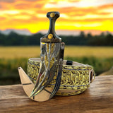 جمبية عزيري صيفاني مقلد طبق الاصل حزام كبسي شغل يدوي مع عسيب حاشدي صافي نصله ستيل منقش ذهبي تقط المسمار مبسم فضه حروب مطلي ذهب مع خنجر فضه خلفي