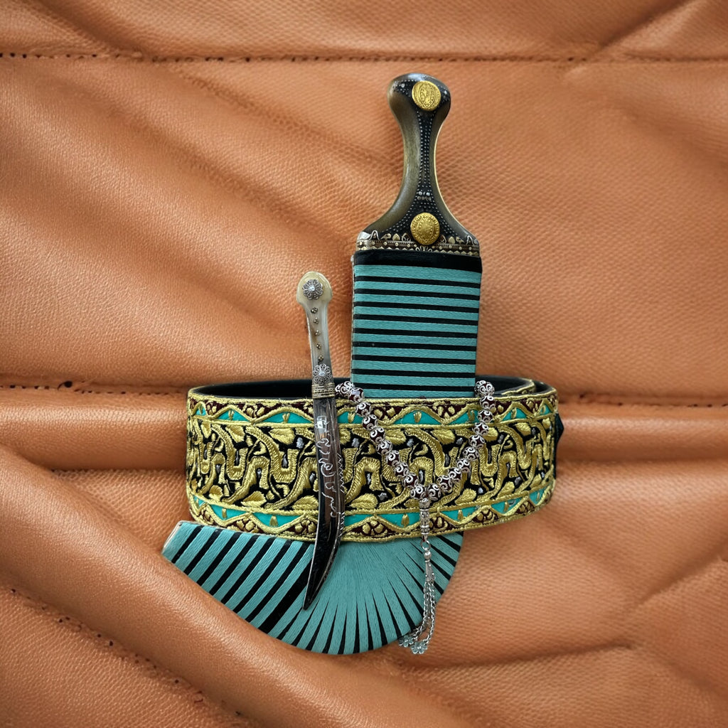 جمبية عزيري صيفاني مقلد طبق الاصل عسيب بكيلي صافي  حزام شغل  يد حروف مطلي ذهب مبسم فضه نصله ستيل منقش مع خنجر خلفي فضه عقيق