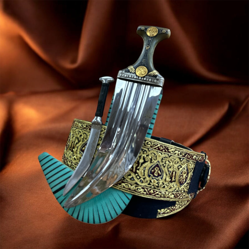 جمبية عزيري آصلي صيفاني مقلد طبق الأصل حزام يد منقش حميري عسيب اخضر تفصيل بكيلي مبسم فضه حروف مطلي ذهب مع خنجر فضه نجراني خلفي