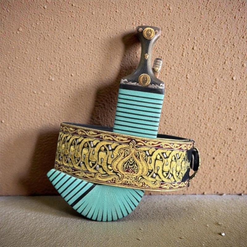 جمبية عزيري آصلي صيفاني مقلد طبق الأصل حزام يدوي ، عسيب  بكيلي مكحل ، حروف مطلي ذهب ، نصله ستيل تقط المسمار مع خنجر خلفي فضه عقيق