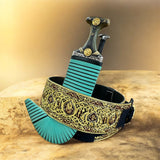 جمبية عزيري آصلي صيفاني مقلد طبق الأصل حزام يد منقش حميري عسيب اخضر تفصيل بكيلي مبسم فضه حروف مطلي ذهب مع خنجر فضه نجراني خلفي