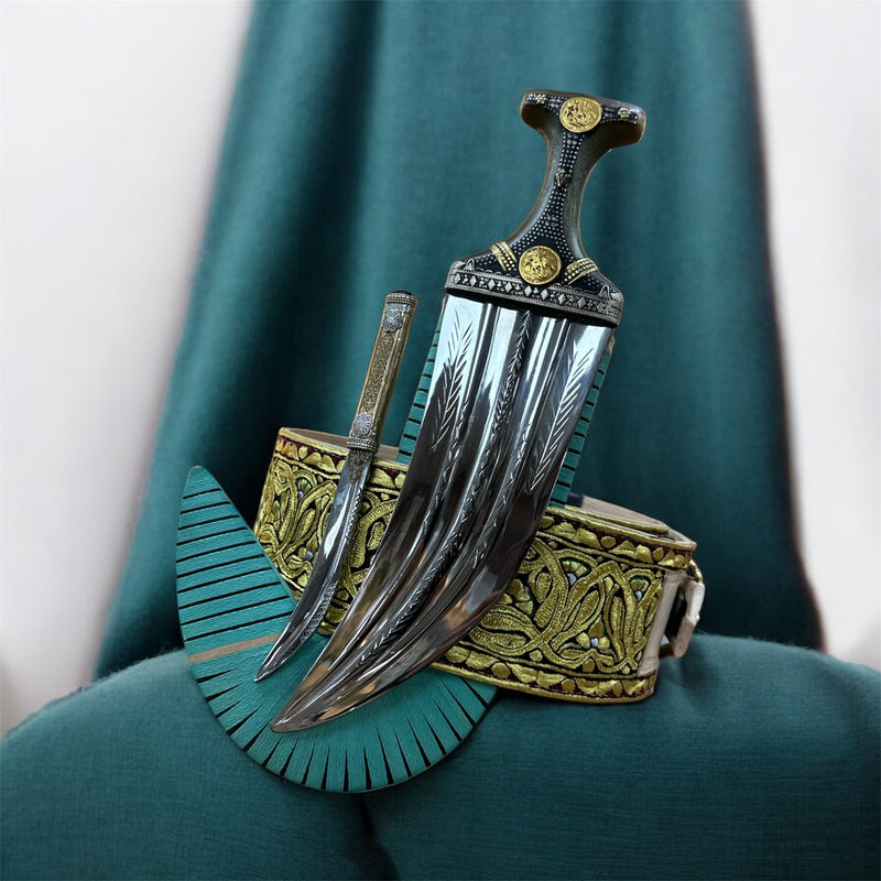 جمبية عزيري اصلي صيفاني مقلد  طبق الأصل مبسم فضه ، حروف ذهب ، حزام شغل يد  عسيب حاشدي منقش مع خنجر خلفي فضه عقيق