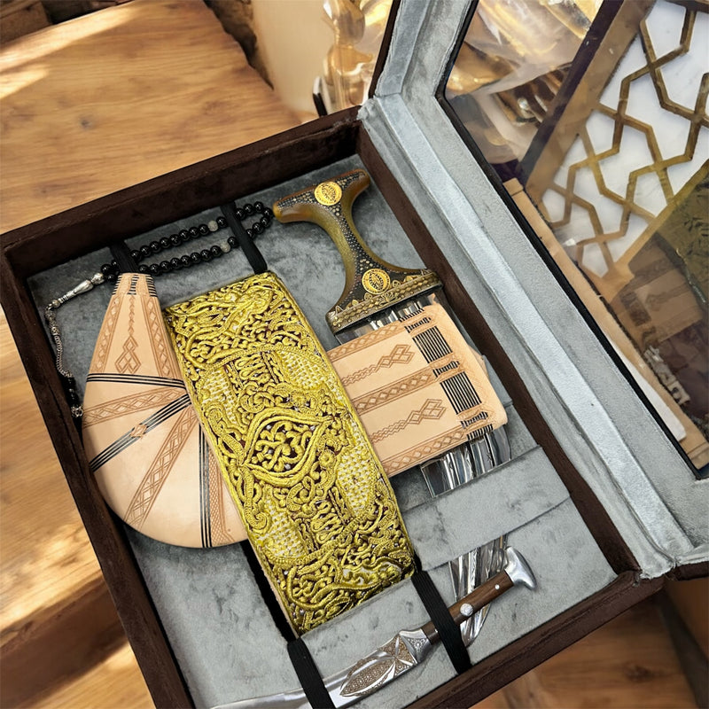 جمبية عزيري صيفاني مقلد طبق الاصل حزام كبسي شغل يدوي مع عسيب حاشدي صافي نصله ستيل منقش ذهبي تقط المسمار مبسم فضه حروب مطلي ذهب مع خنجر فضه خلفي