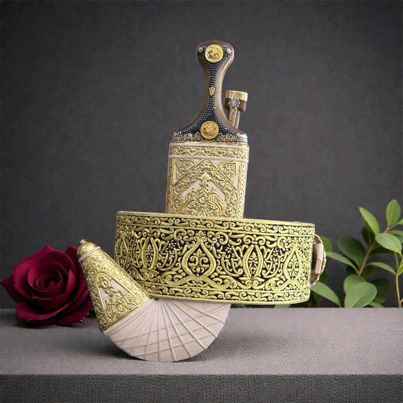 جمبية عزيري صيفاني مقلد طبق الاصل عسيب حاشدي ملبس نحاس منقش حروف مطلي ذهب نصله ستيل منقوش حزام كبسي شغل يد مع خنجر خلفي فضه