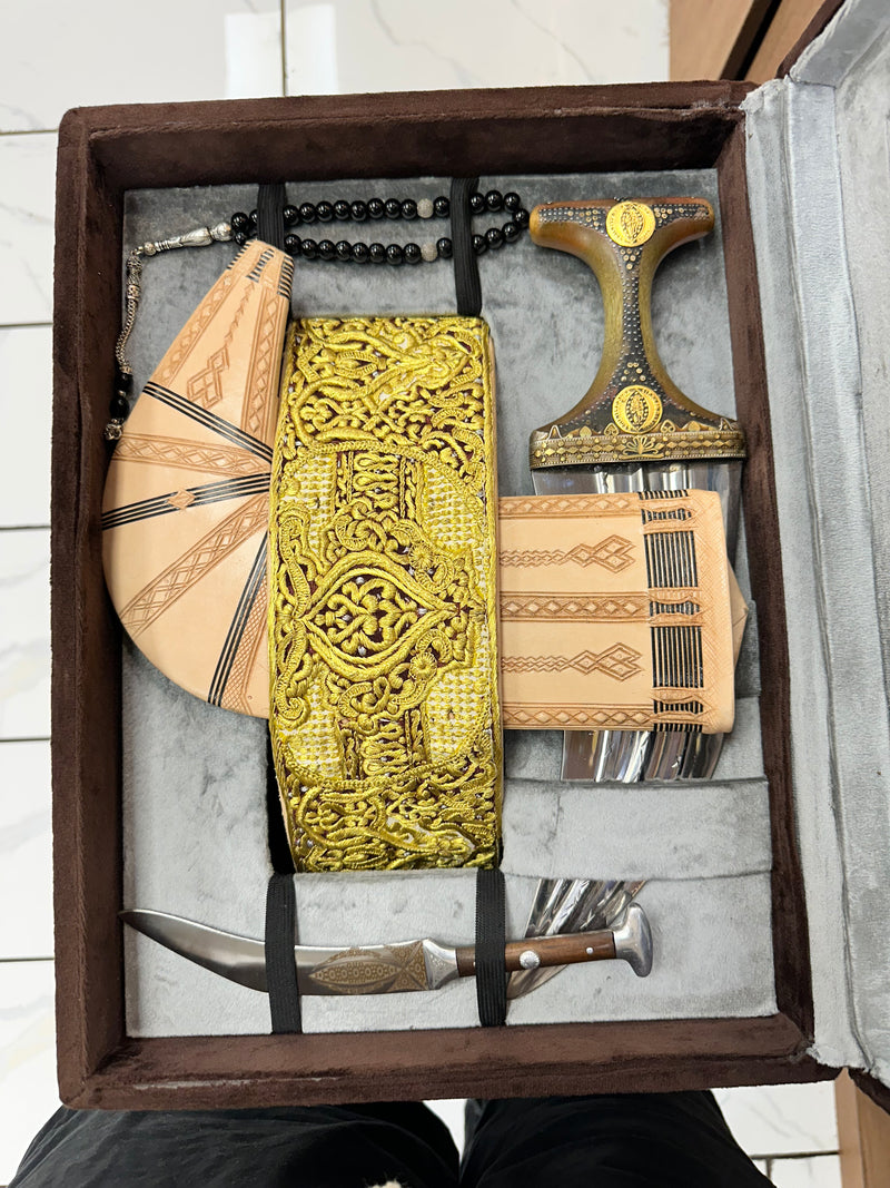 جمبية عزيري صيفاني مقلد طبق الاصل حزام كبسي شغل يدوي مع عسيب حاشدي صافي نصله ستيل منقش ذهبي تقط المسمار مبسم فضه حروب مطلي ذهب مع خنجر فضه خلفي