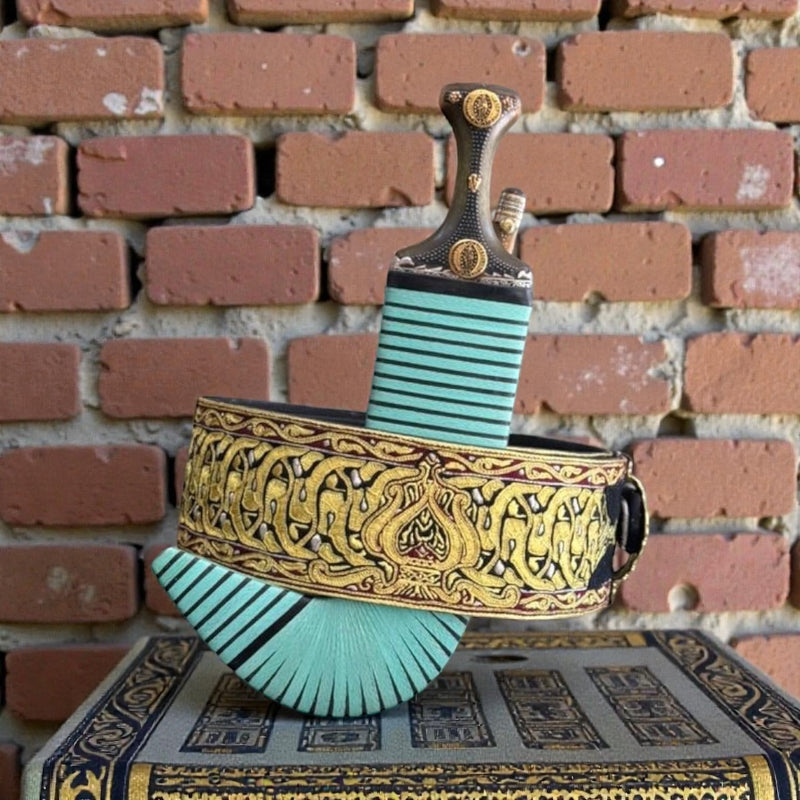 جمبية عزيري آصلي صيفاني مقلد طبق الأصل حزام يدوي ، عسيب  بكيلي مكحل ، حروف مطلي ذهب ، نصله ستيل تقط المسمار مع خنجر خلفي فضه عقيق