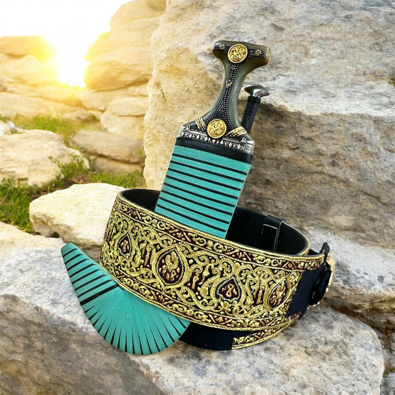 جمبية عزيري آصلي صيفاني مقلد طبق الأصل حزام يد منقش حميري عسيب اخضر تفصيل بكيلي مبسم فضه حروف مطلي ذهب مع خنجر فضه نجراني خلفي