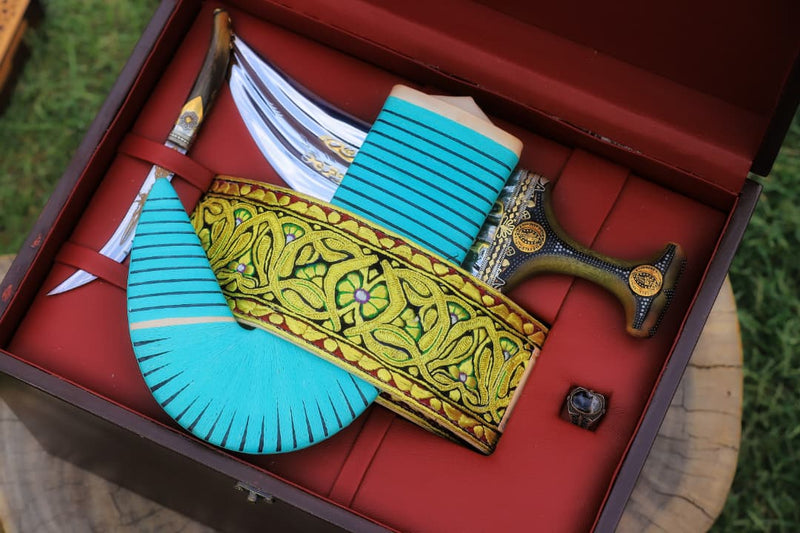 جمبية عزيري اصلي صيفاني مقلد  طبق الأصل مبسم فضه ، حروف ذهب ، حزام شغل يد  عسيب حاشدي منقش مع خنجر خلفي فضه عقيق