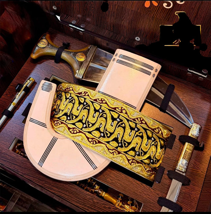 جمبية عزيري صيفاني مقلد طبق الاصل حروف ذهب حزام ملكي شغل يدوي عسيب مأربي مبروز  ، مع خنجر خلفي فضه مع الصندوق