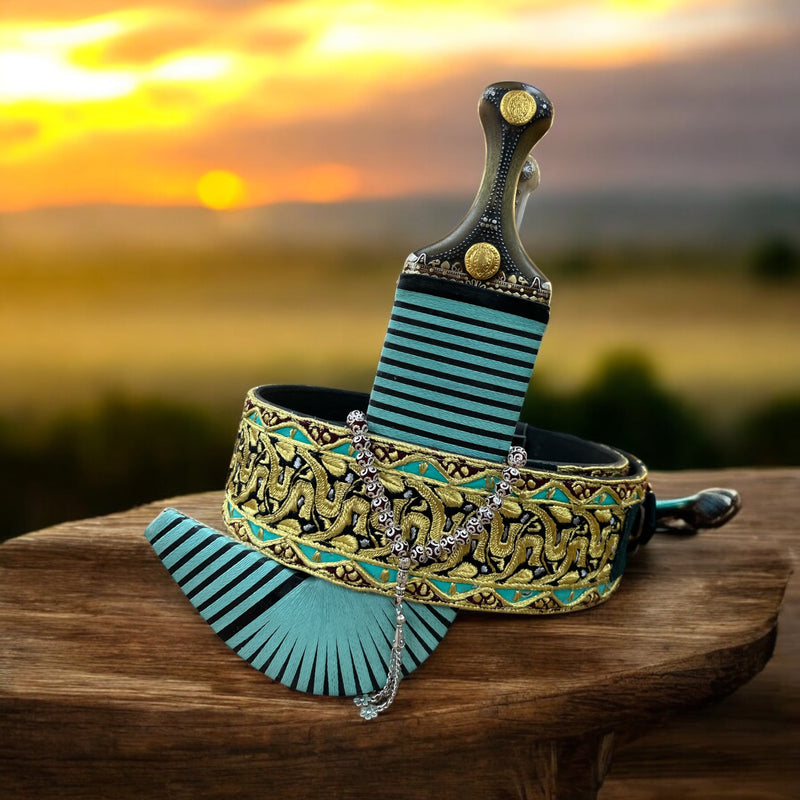 جمبية عزيري صيفاني مقلد طبق الاصل عسيب بكيلي صافي  حزام شغل  يد حروف مطلي ذهب مبسم فضه نصله ستيل منقش مع خنجر خلفي فضه عقيق