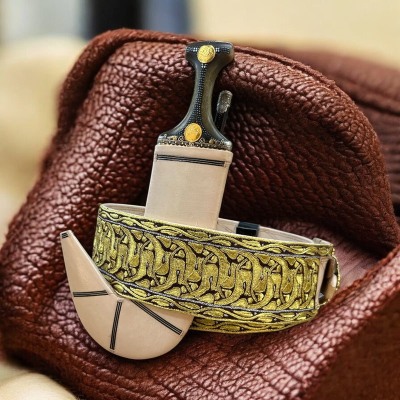 جمبية عزيري صيفاني مقلد طبق الاصل حزام كبسي شغل يدوي مع عسيب حاشدي صافي نصله ستيل منقش ذهبي تقط المسمار مبسم فضه حروب مطلي ذهب مع خنجر فضه خلفي