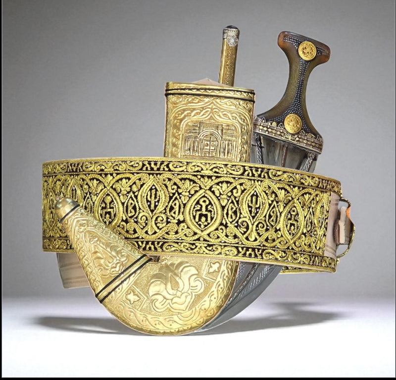 جمبية عزيري صيفاني مقلد طبق الاصل حزام شغل يد ، عسيب نحاس منقوش يمني ،بطانه منقش  ،حروف مطلي ذهب نصله تقط المسمار مع خنجر فضه خلفي لسان متحرك حسب المقاس