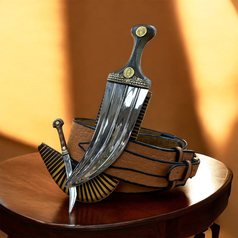 جمبية عزيري صيفاني مقلد طبق الاصل عسيب بكيلي صافي  حزام شغل  يد حروف مطلي ذهب مبسم فضه نصله ستيل منقش مع خنجر خلفي فضه عقيق