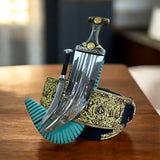 جمبية عزيري آصلي صيفاني مقلد طبق الأصل حزام يد منقش حميري عسيب اخضر تفصيل بكيلي مبسم فضه حروف مطلي ذهب مع خنجر فضه نجراني خلفي