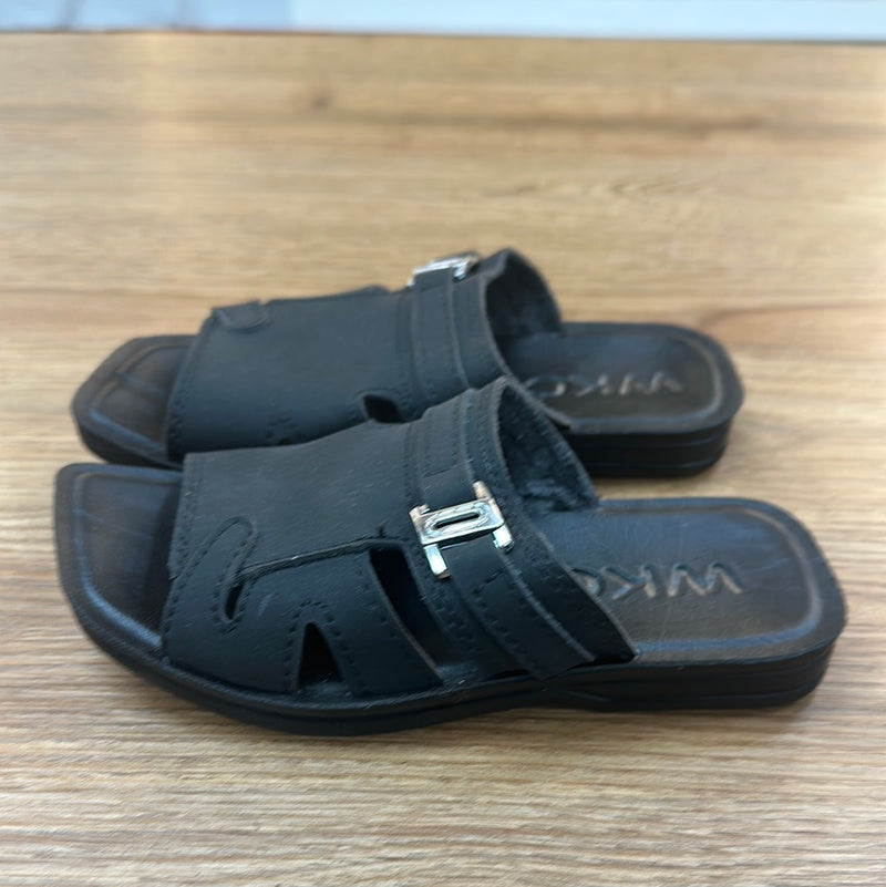 صندل ولادي مقاسات مختلفه