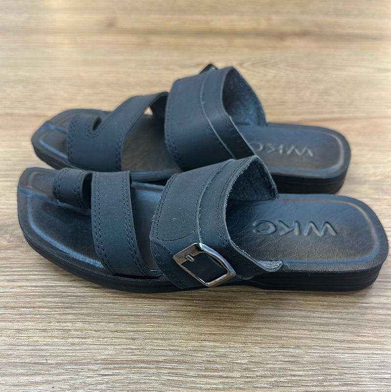 صندل ولادي ابو صباع مقاسات مختلفه